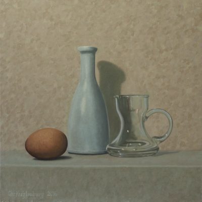 Ei-met-flesje-en-glazen-schenkkannetje