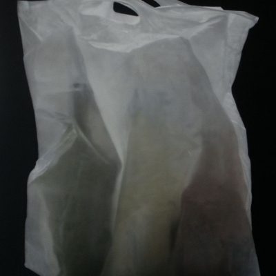 Wit-tasje-met-flessen